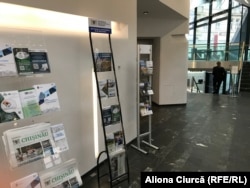 Materiale informative despre activitatea Primăriei Chișinău afișate în holul sălii unde a avut loc concertul de la Viena