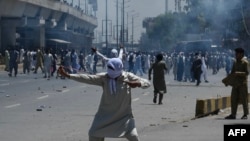 د مې پر نهمه، په پېښور کې د تحريک انصاف پلويانو د عمران خن د نيولو پرضد احتجاجي مظاهره وکړه.