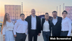 Эмин Агаларов (второй справа) с сыновьями-близнецами и семьёй своей бывшей супруги Лейлы Алиевой в премиальном морском курорте Sea Breeze