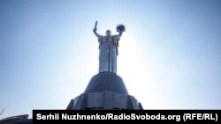 До Дня Незалежності України замість герба СРСР із зіркою, серпом і молотом, який демонтували 1 серпня, на скульптурі вже буде український тризуб