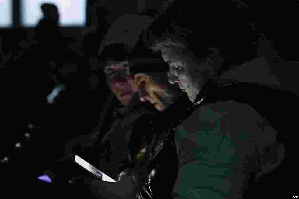 Семьи шахтёров ждут информацию об оставшихся под землёй горняках угольной шахты имени Костенко в Карагандинской области, 28 октября 2023 года. 46 человек погибли при взрыве и пожаре на шахте компании &laquo;АрселорМиттал Темиртау&raquo;, десятки получили ранения. Авария стала самой крупной в истории угольной промышленности страны. На фоне участившихся ЧП власти Казахстана объявили о прекращении сотрудничества с компанией индийского-британского миллиардера Лакшми Миттала. В декабре активы перешли в собственность государства, затем правительство назвало нового инвестора&nbsp;&mdash; бизнесмена-авторетейлера Андрея Лаврентьева, компании которого не имеют опыта в добывающей и металлургической отраслях