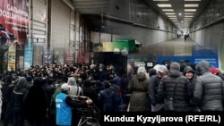 Кыргызстандын базарларындагы нааразылыкка төрт күн болду. Ишкерлер жаңы салык саясатына каршы чыгууда (Коллаж).