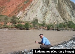 Профессор Кадырбек Сакиев Манас дарыясынын жээгинде. 05.7.2012.