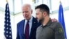 Президент США Джо Байден (л) і його український колега Володимир Зеленський