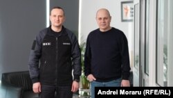 Ruslan Gălușca, noul șef al Poliției de Frontieră și Eugen Urușciuc, autorul podcastului „În esență...” în redacția Europei Libere.