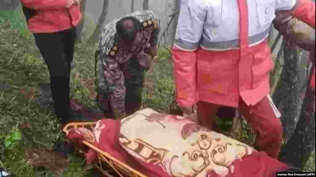 Captură video din filmare - salvatorii recuperează unul dintre trupuri. &nbsp;