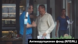 Една от снимките на Петьо Петров-Еврото (вляво), Борислав Сарафов и Любена Павлова пред несъществуващия вече ресторант "Осемте джуджета", публикувани от Антикорупционния фонд в края на май 2023 г.