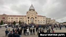 Жикчил Тоолуу Карабак аймагындагы парламенттин алдына чогулган эл. Степанакерт. 9-сентябрь, 2023-жыл.
