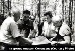 În 1991, echipa a descoperit 50 de gropi comune improvizate cu cel puțin 2.500 de rămășițe ale persoanelor executate pe nedrept în 1937-38.