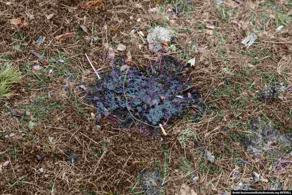 Під час відбиття атаки російських військ на цьому місці загинули українські військові, на фото від березня 2022 року сліди крові бійців / Праворуч фото від березня 2024 року:&nbsp;громада й військові встановили на цьому місці меморіал пам'яті загиблих тут бійців ЗСУ