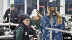 Заключенные во время работы в швейном цехе на территории женской исправительной колонии 3 УФСИН России по Краснодарскому краю (иллюстративное фото)