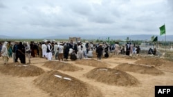 په بغلان کې وروستیو سېلابونو له کبله سلګونه کسان مړه شوي چې دغلته د دې ولایت په یوه څنډه کې خاورو ته سپارل کېږي.