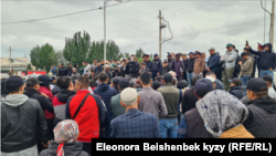 Нааразылык акциясына чыккандар менен Октябрь районунун акими Жаныбек Орозалиев жолукту.