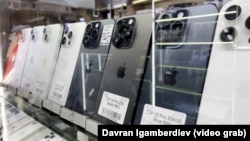 Телефоны на витрине в одном из торговых центров в Бишкеке.