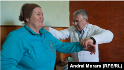Vasile Filimon (dreapta) este unul dintre cei aproape 500 de medici de familie din R. Moldova de vârstă pensionară. Medicul, în vârstă de 70 de ani, are în evidență 3.500 de pacienți din trei sate din raionul Căușeni. 