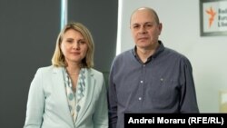 Elena Mîrzac, directoarea Platformei pentru Inițiative de Securitate și Apărare, și Eugen Urușciuc, autorul podcastului „În esență...”, în redacția Europei Libere de la Chișinău