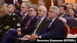 Помощник държавният секретар на САЩ Джеймс О'Брайън (третият отляво надясно), служебният министърът на отбраната Атанас Запрянов и служебният външен министър Стефан Димитров по време на конференцията