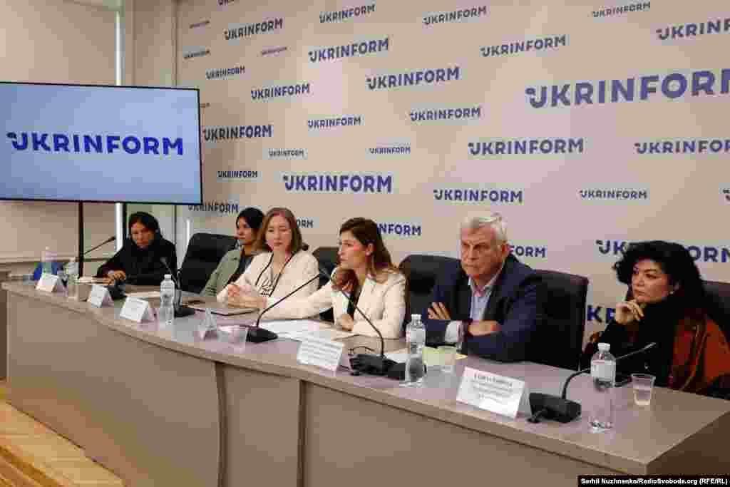 10 березня 2021 року позаштатний журналіст проєкту Радіо Свобода &laquo;Крим.Реалії&raquo; Владислав Єсипенко перестав виходити на зв&rsquo;язок із рідними &ndash; невдовзі стало відомо, що його затримала ФСБ Росії, звинувативши у &laquo;зв&rsquo;язках з українськими спецслужбами&raquo; та &laquo;зберіганні й перевезенні боєприпасів&raquo;. 18 серпня 2022 року підконтрольний Росії Верховний суд Криму&nbsp;пом&rsquo;якшив&nbsp;вирок Єсипенку із шести до п&rsquo;яти років колонії загального режиму та штрафу 110 тисяч рублів. Фото із пресконференції щодо визволення Єсипенка та інших, безпідставно ув'язнених Росією кримських журналістів. 5 жовтня 2023 року