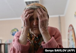 97-летняя Лидия Ломиневская пешком шла в Покровск из своего дома в Очеретино после российского обстрела. На этой фотографии она – в шелтере в Покровске. 28 апреля 2024 года