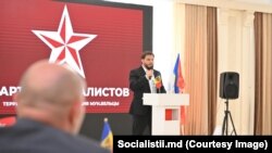 Consilierul socialist de la Bălți, Maxim Moroșan, ținând un discurs la tribună