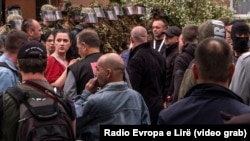 Zorica Vorguçiq, gazetare e RTV KIM nga Çagllavica (majtas, me bluzë të kuqe).