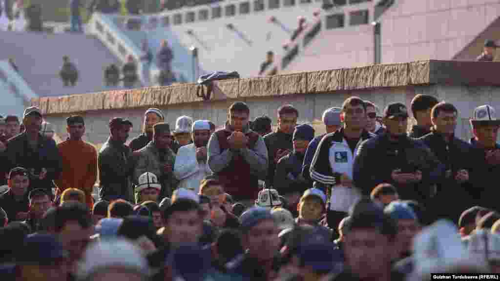 Старая площадь не может вместить всех желающих присоединиться к айт-намазу.&nbsp;