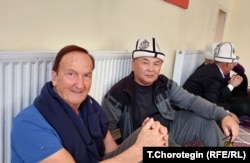 Бернар Репонд мырза менен кыргыз тарыхчысы Таалайбек Жаркынбаев Рахманкул хандын (1913–1990) элесине жана оогандык кыргыздардын Пакистандан Түркияга көчүнүн 41 жылдыгына арналган иш-чара маалында. Ван дубанынын Эржиш ооданындагы Улуу Памир айылы. 07.10.2023.