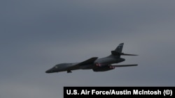 "B-1" бомбадири. Иллюстрациялык сүрөт.