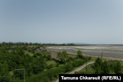 În 2018, locuitorii din această partea a localității Anaklia au fost mutați, ca să permită începerea lucrărilor de extindere a portului. Zona rămâne pustie, deși proiectul fusese anulat de guvern în 2020. Anaklia, Georgia, mai 2023.