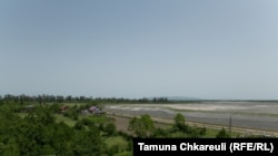 Locuitorii din Anaklia au fost mutați din această zonă, în 2018, ca să poată începe construcția portului, dar terenul a rămas viran - în 2020, s-a renunțat la prima încercare de construire.