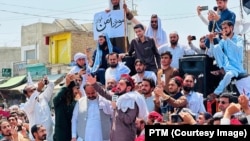 منظور پشتين په لکي‌مروت کې مظاهرې ته وينا کوي - انځور له ارشیفه