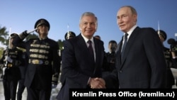 Өзбекстан президенти Шавкат Мирзиёев (солдо) Орусия президенти Владимир Путинди Ташкент аэропортунда тосуп алууда. 2024-жылдын 25-майы.