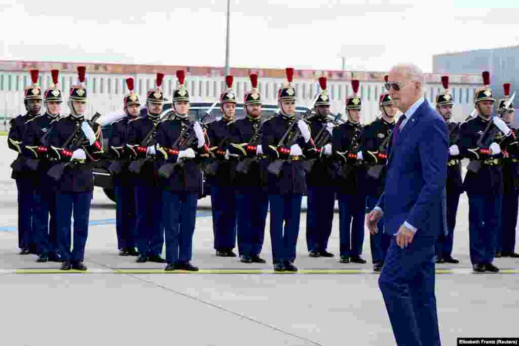 Pe 5 iunie 2024, președintele american, Joe Biden, a fost primit la Aeroportul Paris-Orly cu garda de onorare. El a mers în Franța pentru a participa la comemorările dedicate Zilei Z. În timpul ceremoniilor, Biden se va întâlni cu președintele ucrainean Volodimir Zelenski și va ține, cel mai probabil, un discurs despre apărarea democrației în Europa. &nbsp;