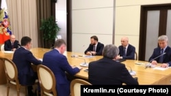 Ръководителят на „Новатек“ Леонид Михелсон (крайният вдясно) присъства на срещата през 2023 г. в Сочи.