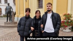 Eugenia Timco alături de cei doi fii.