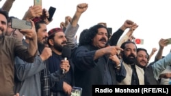 علي وزیر په کراچۍ کې د پي ټي اېم یوې غونډې ته وینا کوي - پخوانی انځور. 