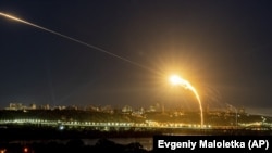 Українські сили ППО перехоплюють іранський дрон Shahed під час російської атаки на Київ, 30 травня 2023 року. Архівне фото