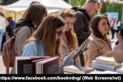 VDNH-da kitap festivali. Kıyiv, 2024 senesi aprelniñ 25-i