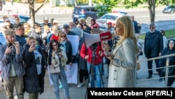 Марина Таубер и ее сторонники перед судом Буюкан.