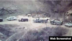 კადრები, რომლებიც, აზერბაიჯანული მედიის თანახმად, 7 მარტს სტეფანაკერტისკენ „სომხურ-რუსული კოლონის უკანონო გადაადგილებას“ ასახავს