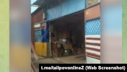 Aqmescitte Ukrayina ve ABD bayraqları renklerinde garajnıñ fotoresimi, 2023 senesi