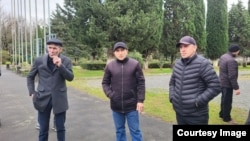 Джансух Адлейба (в центре)