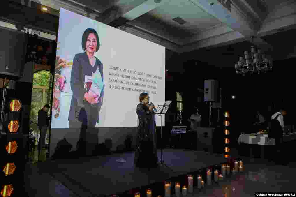 Кыргыз Республикасынын эл артиси Каныкей Эралиева Бурулкан Сарыгулованын сөзүнө жазылган "Күзгү эңсөө" чыгармасын аткарды.&nbsp;