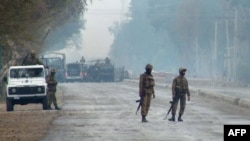 د پاکستان پوځیانو په لکي مروتو کې تر یو برید وروسته د امنیت لپاره سړک تړلی دی - پخوانی انځور. 