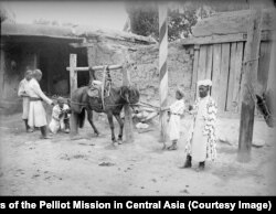 Подковаване на кон в Ош.