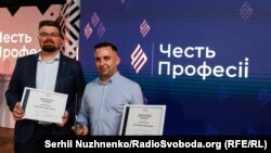 Журналісти проєкту «Крим.Реалії» Ігор Токар (п) та проєкту «Схеми» Кирило Овсяний з нагородою на церемонії нагородження конкурсу «Честь професії», 2 червня 2023 року