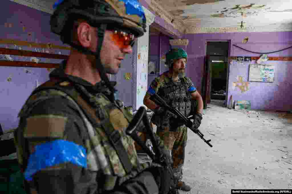 В окрестностях села до сих пор есть отдельные российские военные &ndash; из отряда "Шторм-Z&rdquo;, составленного преимущественно из завербованных Министерством обороны заключенных. "После двух дней интенсивных боев уже около недели проходят мероприятия по зачистке. Я впервые сталкиваюсь с таким большим количеством территории, которую нужно зачищать. Здесь повсюду мины и взрывные устройства, оставленные российскими оккупационными войсками", &ndash; говорит "Йети".