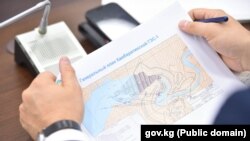 Камбар-Ата-1 ГЭСинин башкы планы. Министрлер кабинетинин кеңешмесинде тартылган сүрөт.