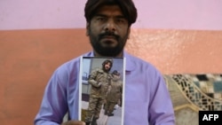 Орус армиясынын катарында Украинадагы согушка катышып жүргөн иниси Мохаммед Асфандын орус аскердик формасын кийген сүрөтүн кармап турган Мохаммед Имран. 22-февраль, 2024-жыл.