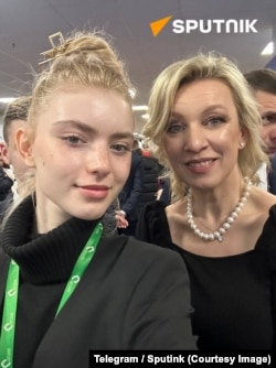 Tânără din regiunea transnistreană, alături de purtătoarea de cuvânt a Ministerului rus de Externe, Maria Zaharova.
